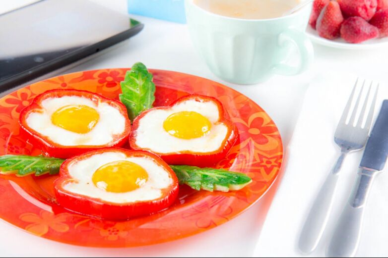 Gebakken eieren in paprika - een hartig gerecht op het eierdieetmenu