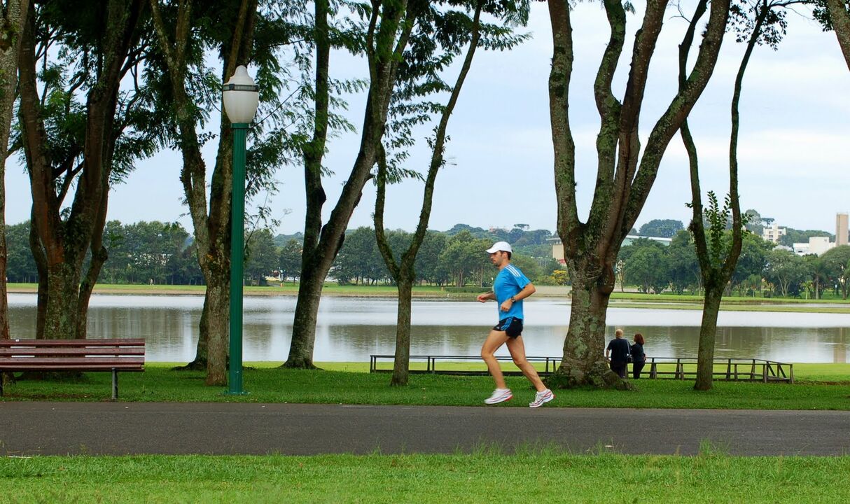 Hardlopen in het park is makkelijker dan hardlopen op asfalt, het belangrijkste is om de juiste kleding en schoenen te kiezen